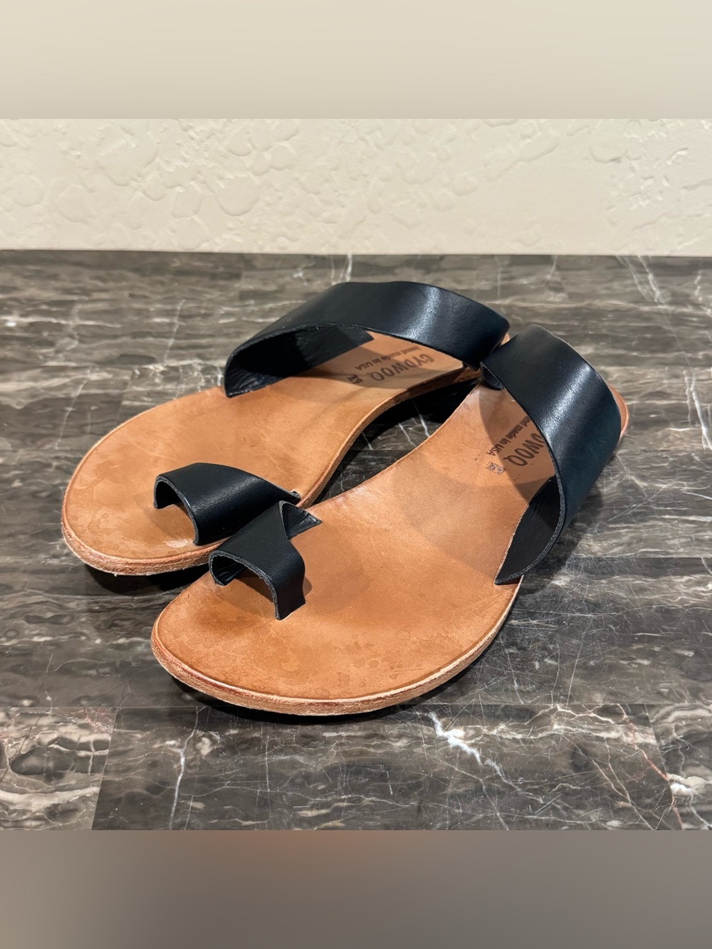 CYDWOQ Black Leather Asymmetrical Toe Loop Thong Sandals